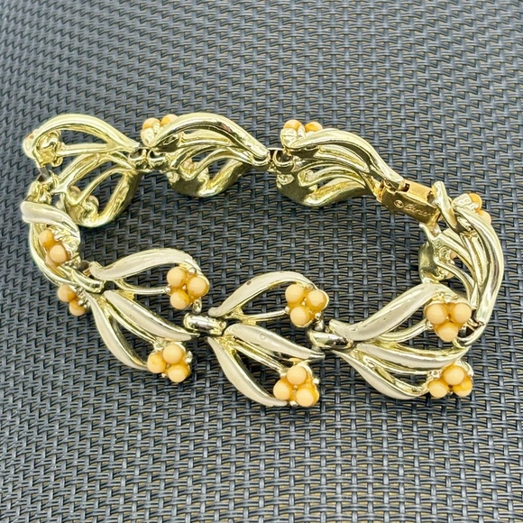 Vintage Coro Bracelet Gold Tone With Off-White Enamel Peach Colored Beads Marked - Picture 2 of 15
